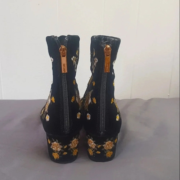 Topshop Black Velvet Embroidered Floral Ankle Boots - Picture 5 of 8
